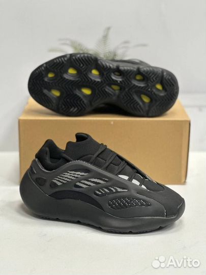 Кроссовки мужские Adidas Yeezy 700 /Lux