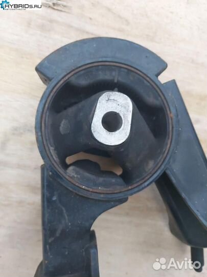 Подушка крепления двигателя задняя Toyota Prius
