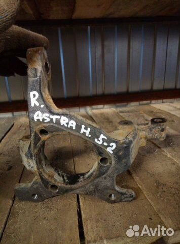 Кулак (цапфа) передний правый Opel Astra H седан