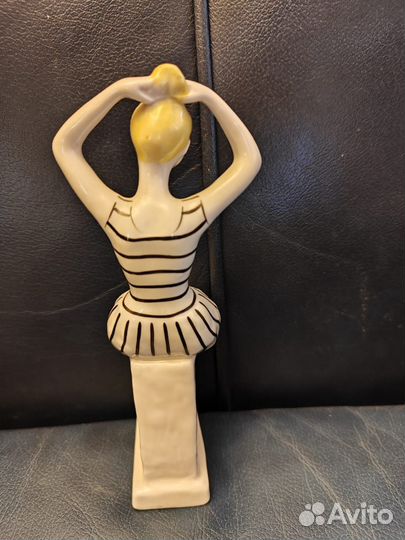 Фарфоровая фигурка,девушка с прической,ссср,лфз,18