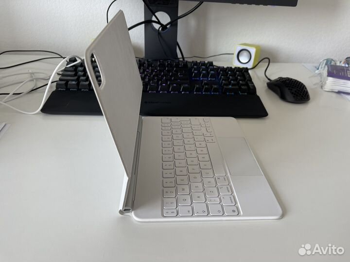 Чехол-клавиатура Apple Magic Keyboard для iPad 11