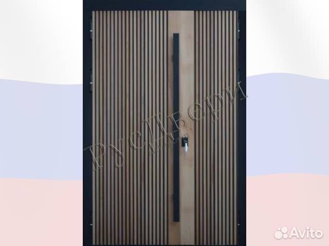 Современная металлическая дверь с длинной ручкой