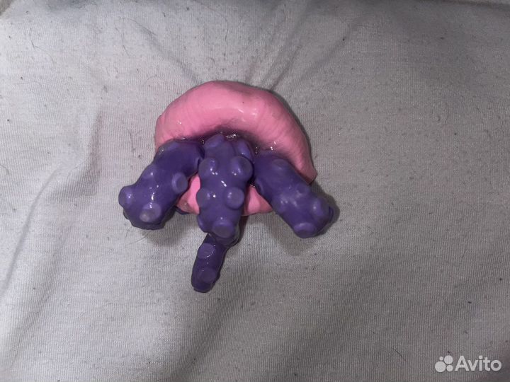 Брошь губ с щупальцами