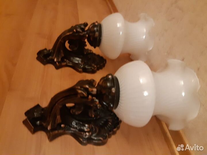 Зеркало и бра