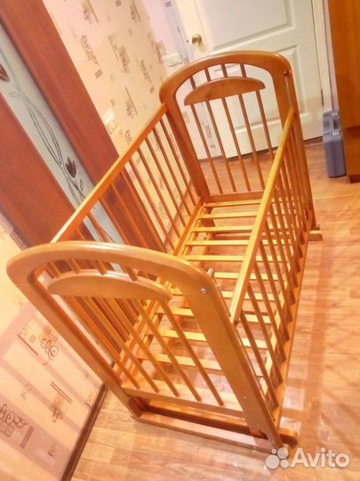 Детская кроватка с маятником