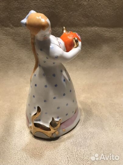 Статуэтка «Девушка с чайником,самоваром»Дулёво