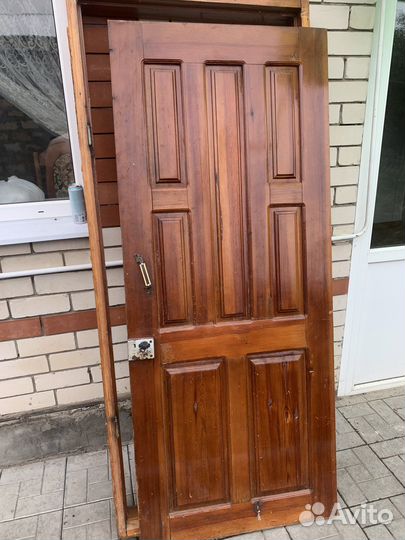 Дверь входная деревянная