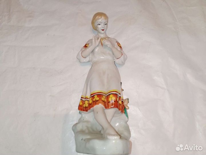 Статуэтка фарфоровая