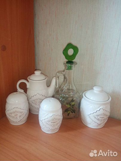 Тарелки, пиалы, чашки, дуршлаг, супница