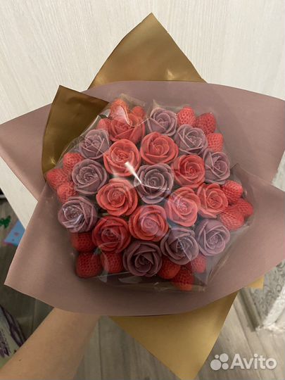 Букеты из шоколадных роз, пионов и ромашек