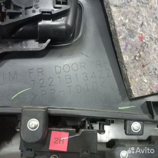 Обшивка двери передняя правая Mitsubishi Outlander