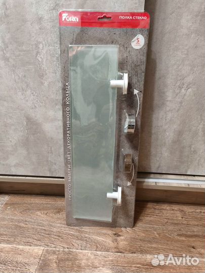 Стеклянная полка в ванную комнату