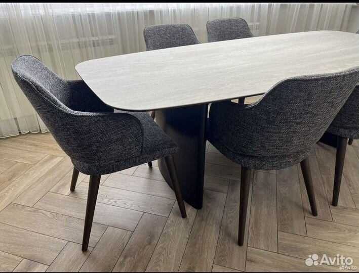 Стол со стульями в гостинную
