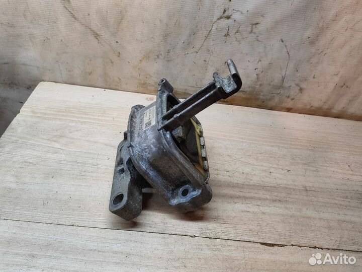 Опора двигателя правая Skoda Octavia A7