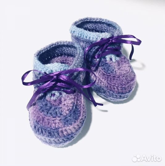 Детские вязаные носки и варежки