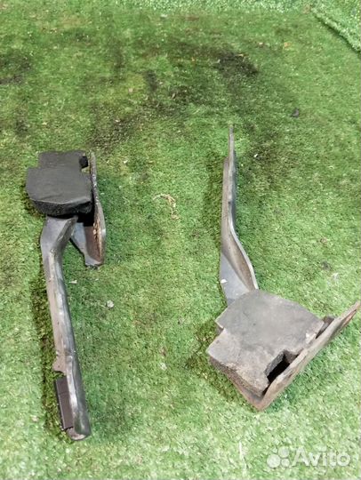 Петля капота Mitsubishi Lancer