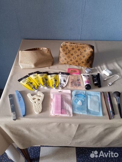 Две косметички с косметикой и беспровод-е наушники