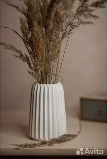 Высокая ваза из гипса ручной работы