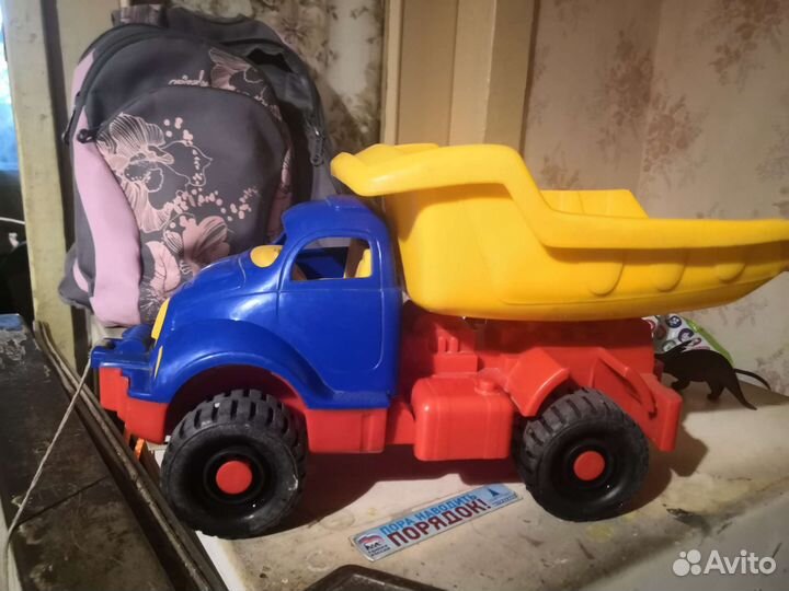 Игрушечный самосвал