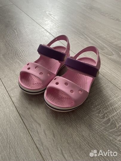 Босоножки для девочки crocs