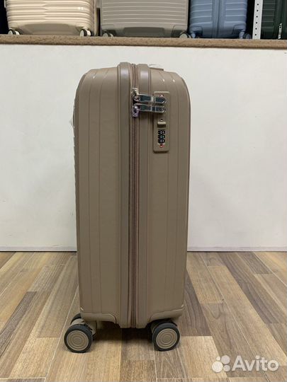 Чемодан на колесах размер S