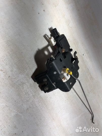 Замок багажника задний Mazda 3 BK