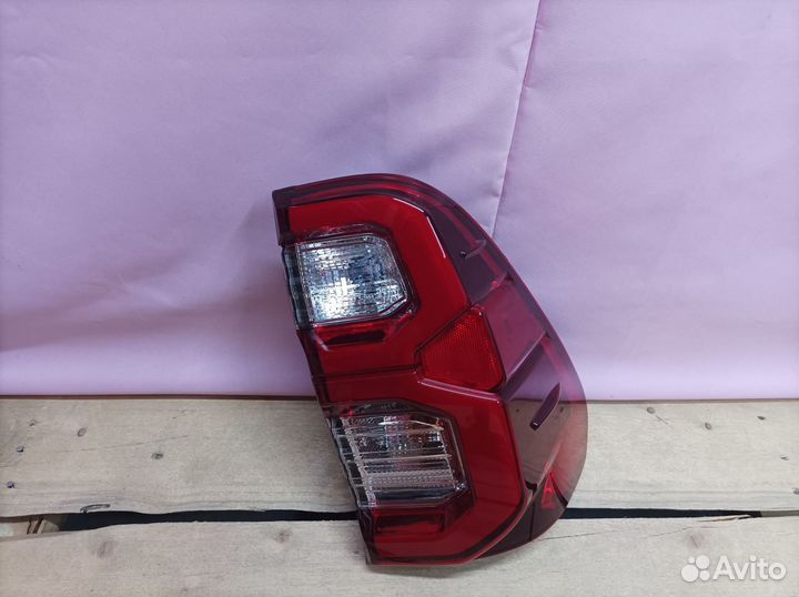 Фонарь правый Toyota Hilux 8 2015