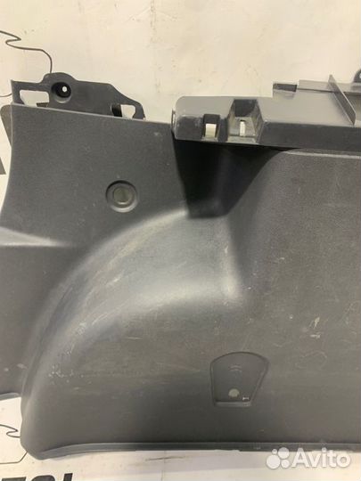 Обшивка багажника правая Nissan Terrano D10