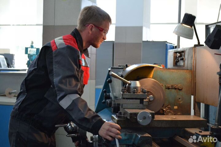 Токарь,помощник токаря