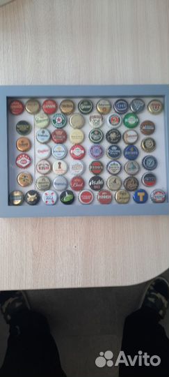 Коллекция пивных пробок в рамке