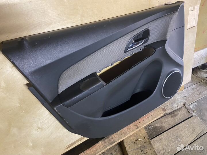Продам обшивку двери Шевроле Круз
