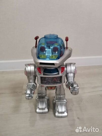 Робот на пульте управления