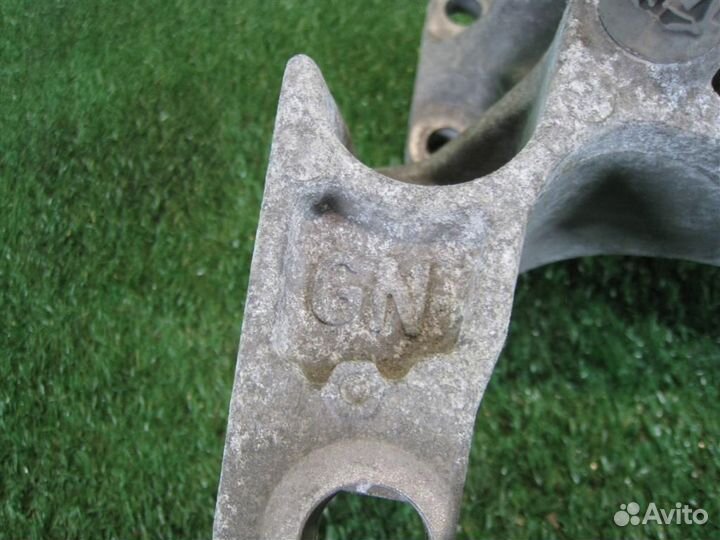 Опора (подушка) двигателя правая Renault Megane 3