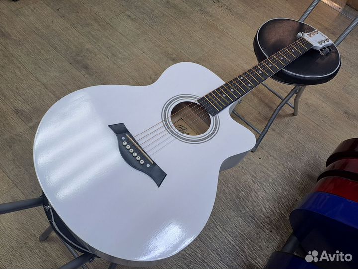 Гитара акустическая белая с металлическими струн