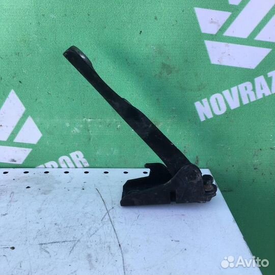 Петля капота Митсубиси Галант 9