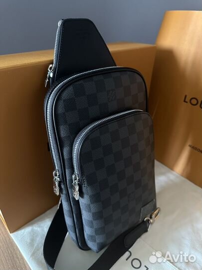 Сумка-слинг Avenue Louis Vuitton