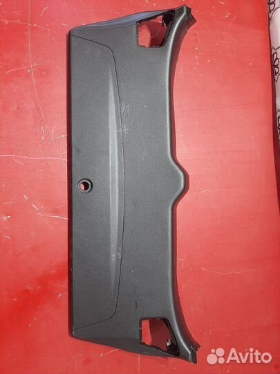 Обшивка крышки багажника Mitsubishi Outlander