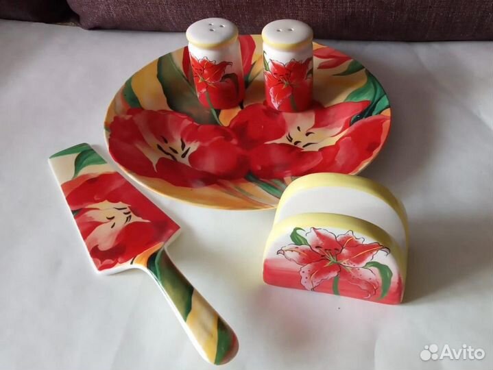 Набор посуды для сервировки стола