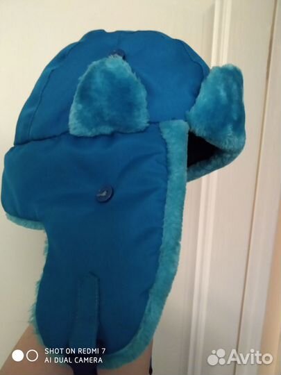 Шапки голубая и из песца