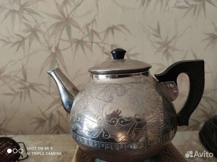 Чайник и сахарница