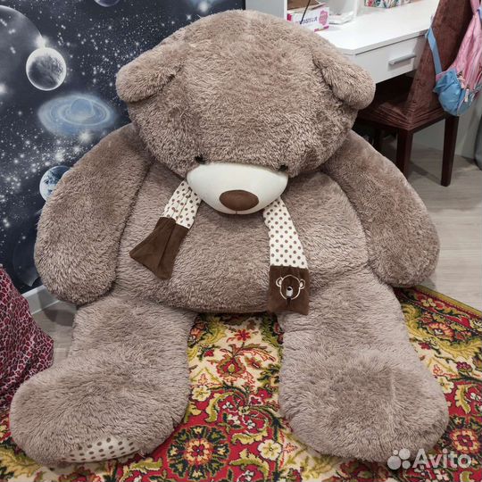 Большой плюшевый медведь