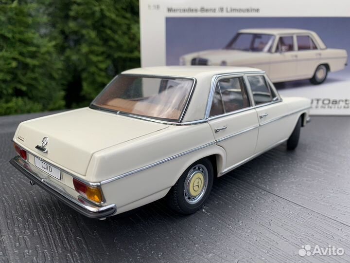 1/18 Autoart Mercedes-Benz /8 Limousine 220d w115