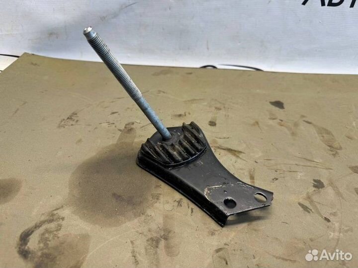 Кронштейн подвески левый Mercedes-Benz Glk 350