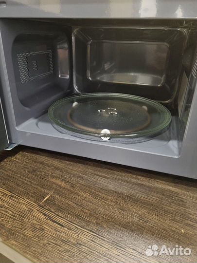 1. Микроволновая печь Midea MM720C4E-S