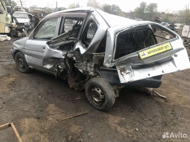 Консоль между сидений mazda demio 1.3 DW