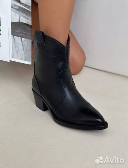 Весенние ботинки кожаные Казаки на каблуке