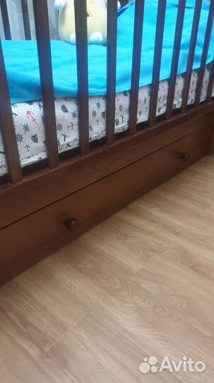 Детская кроватка с маятником и ящиком