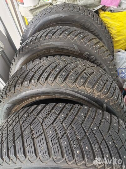 Goodyear Ultra Grip Ice Arctic 2 SUV 225/65 R17