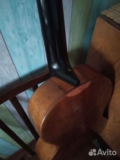 Старинная гитара, классическая