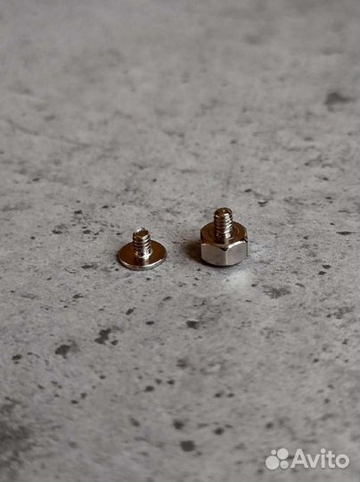 Стойка и винт крепления твердотельных дисков